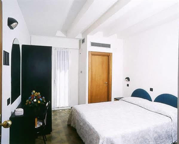 Hotel Beppe Rimini Buitenkant foto