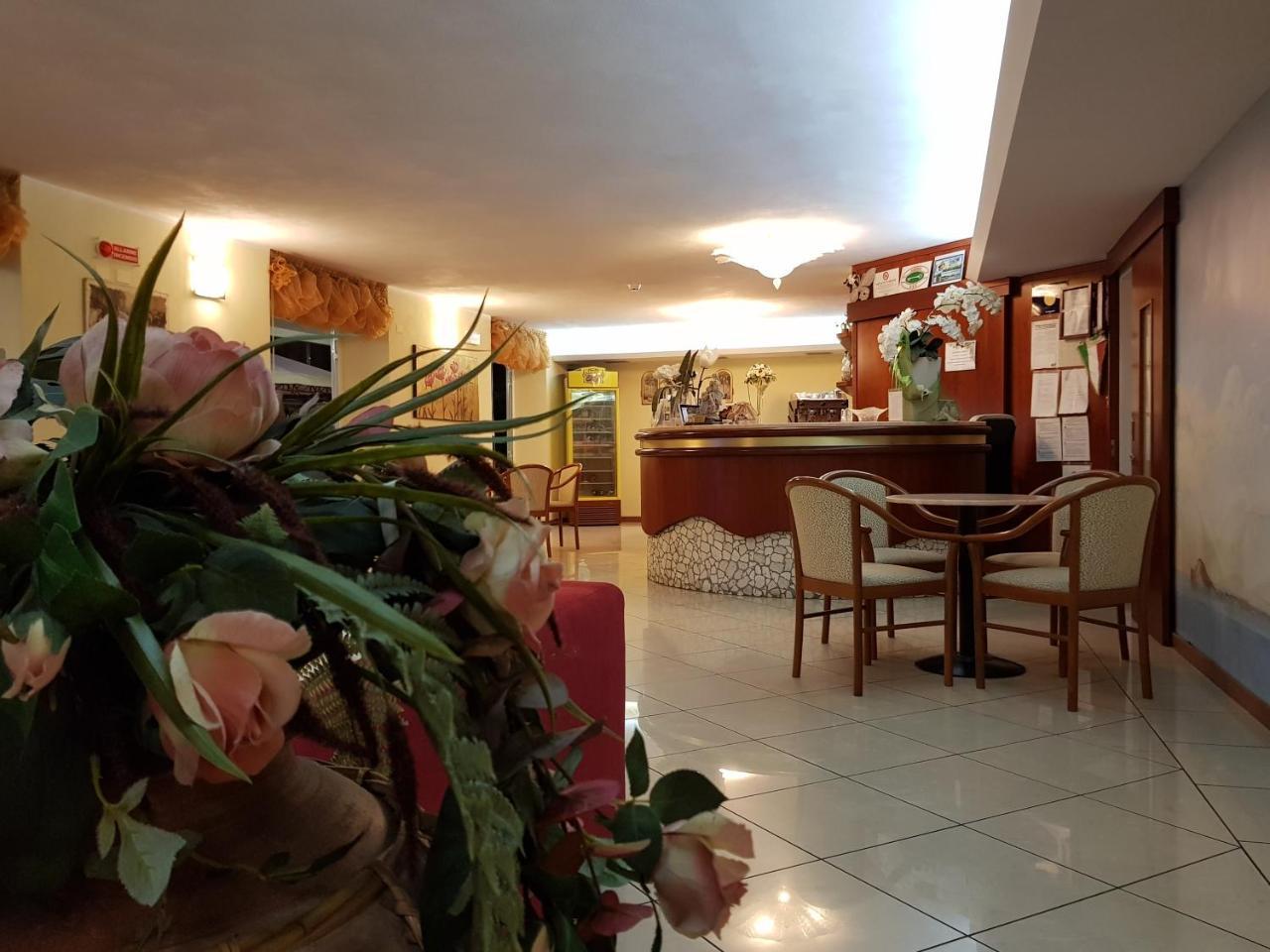 Hotel Beppe Rimini Buitenkant foto